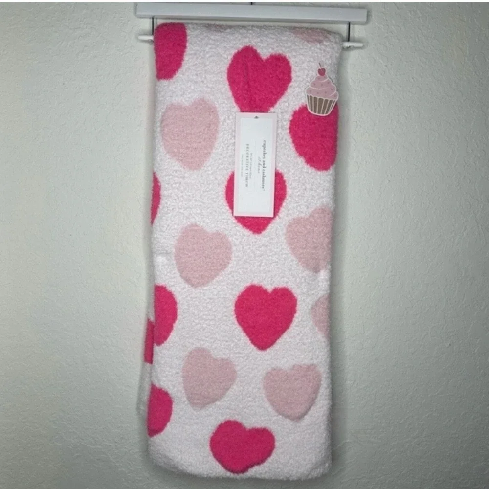 Cupcakes and Cashmere Viral TIKTOK Pink Heart Valentine Throw‎ Blanket NWT